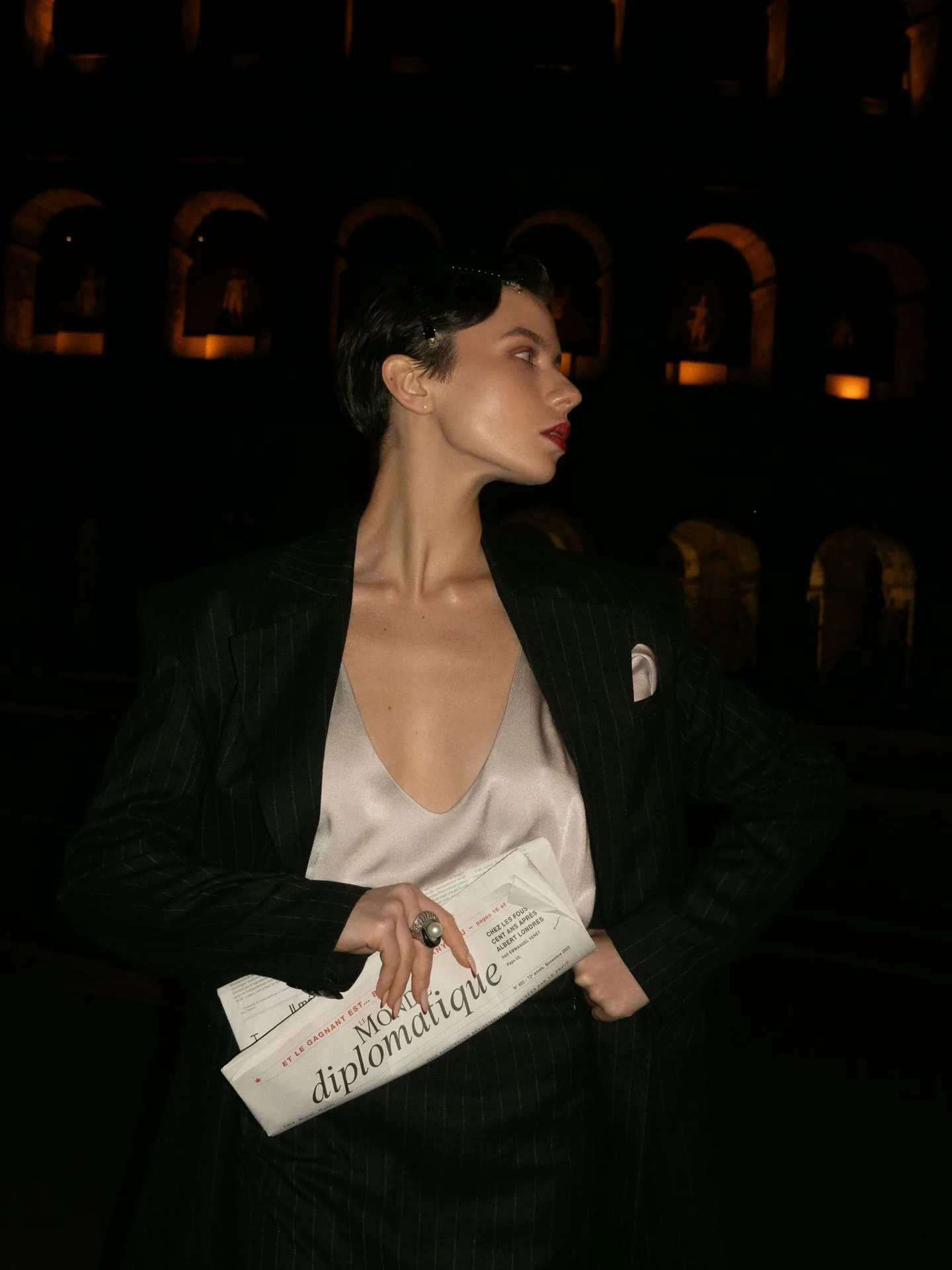 Esmoquin de mujer a medida en fotografía editorial nocturna, alta costura de Maridem