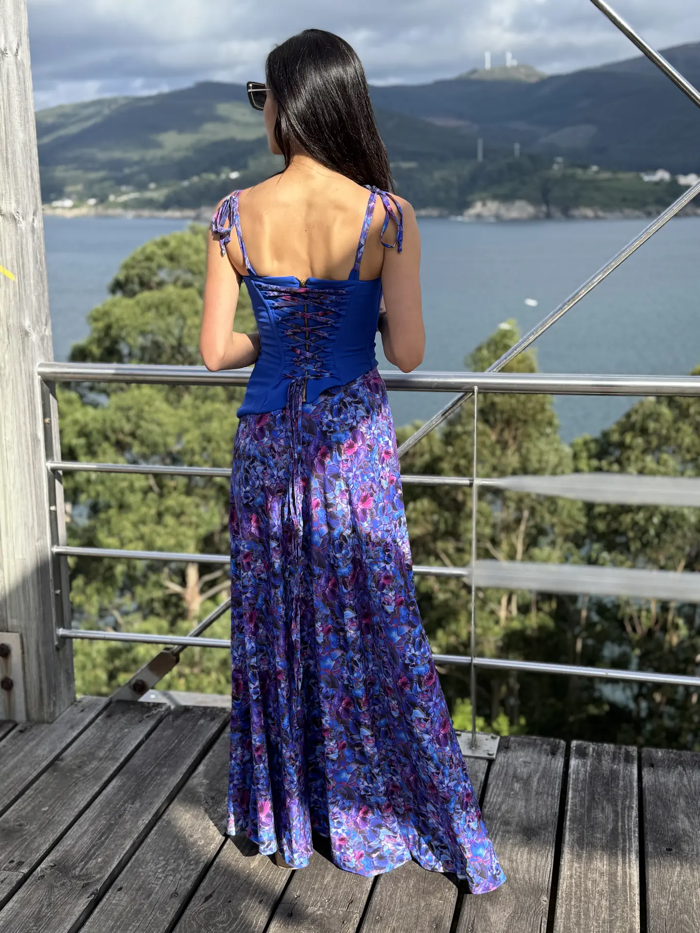 Espalda de corsé con cordones de un vestido de invitada a medida, confección artesanal