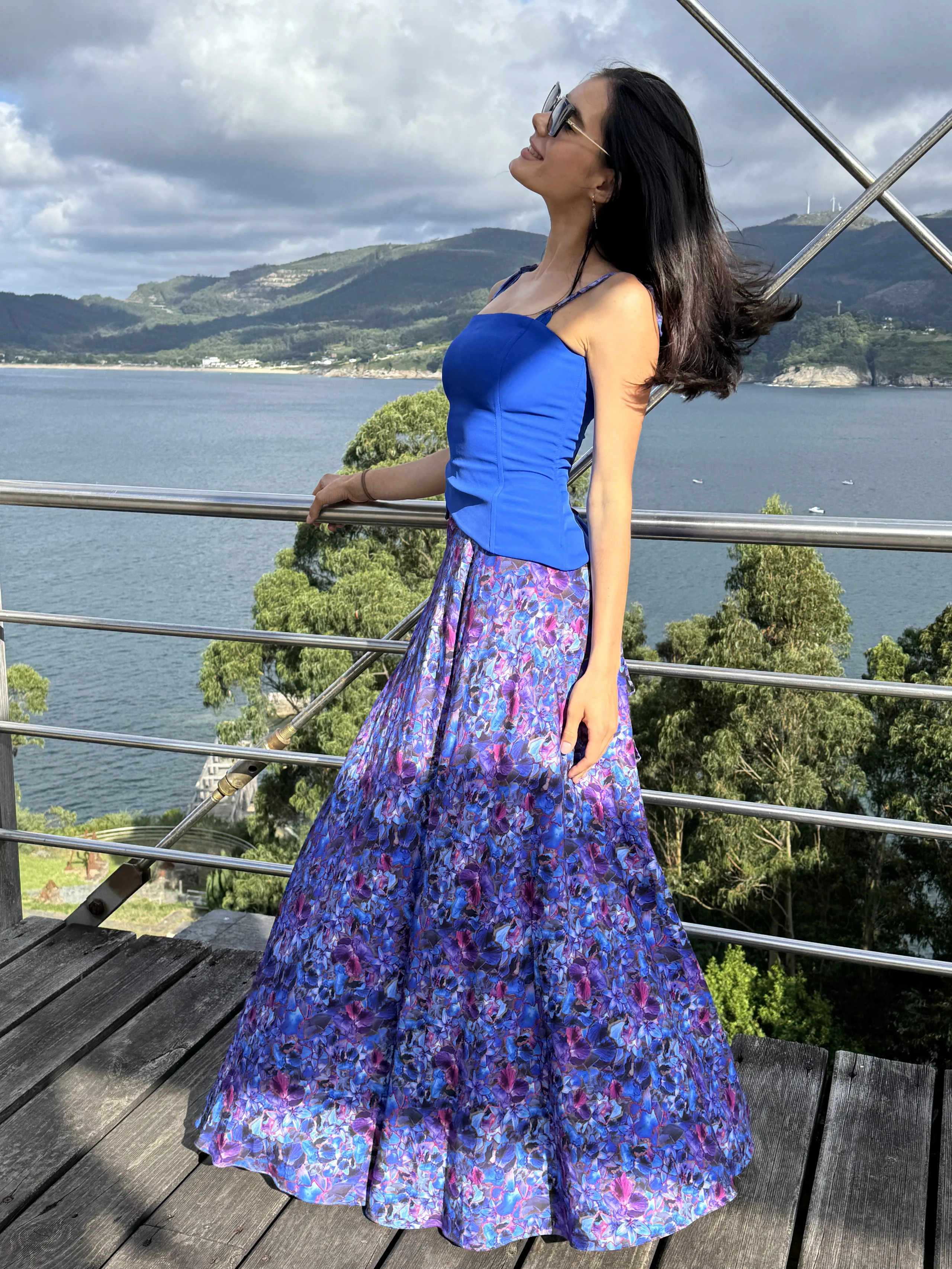 Vestido de invitada a medida con corsé azul y falda larga de flores, confeccionado por Maridem en A Coruña