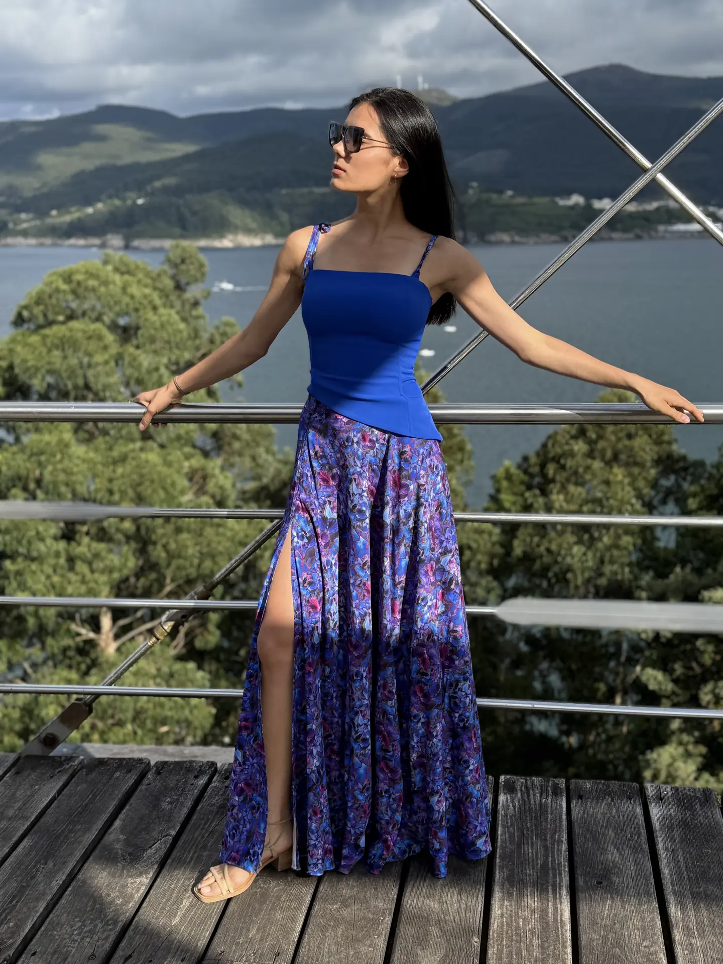 Vestido de invitada a medida: corsé azul y falda floral con abertura lateral, atelier Maridem