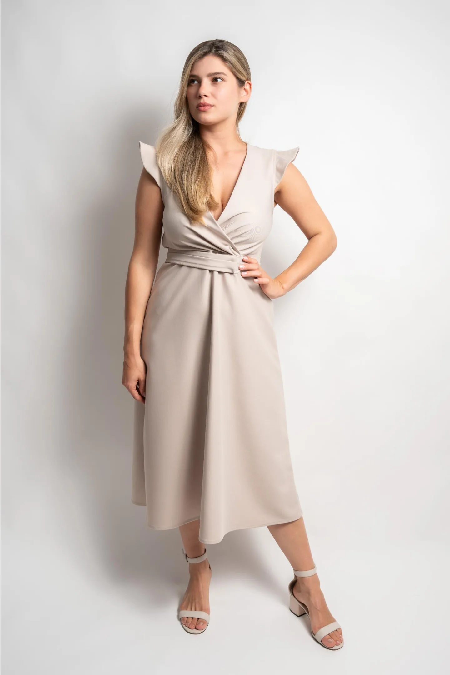 Vestido midi en tono champagne confeccionado a medida por Maridem