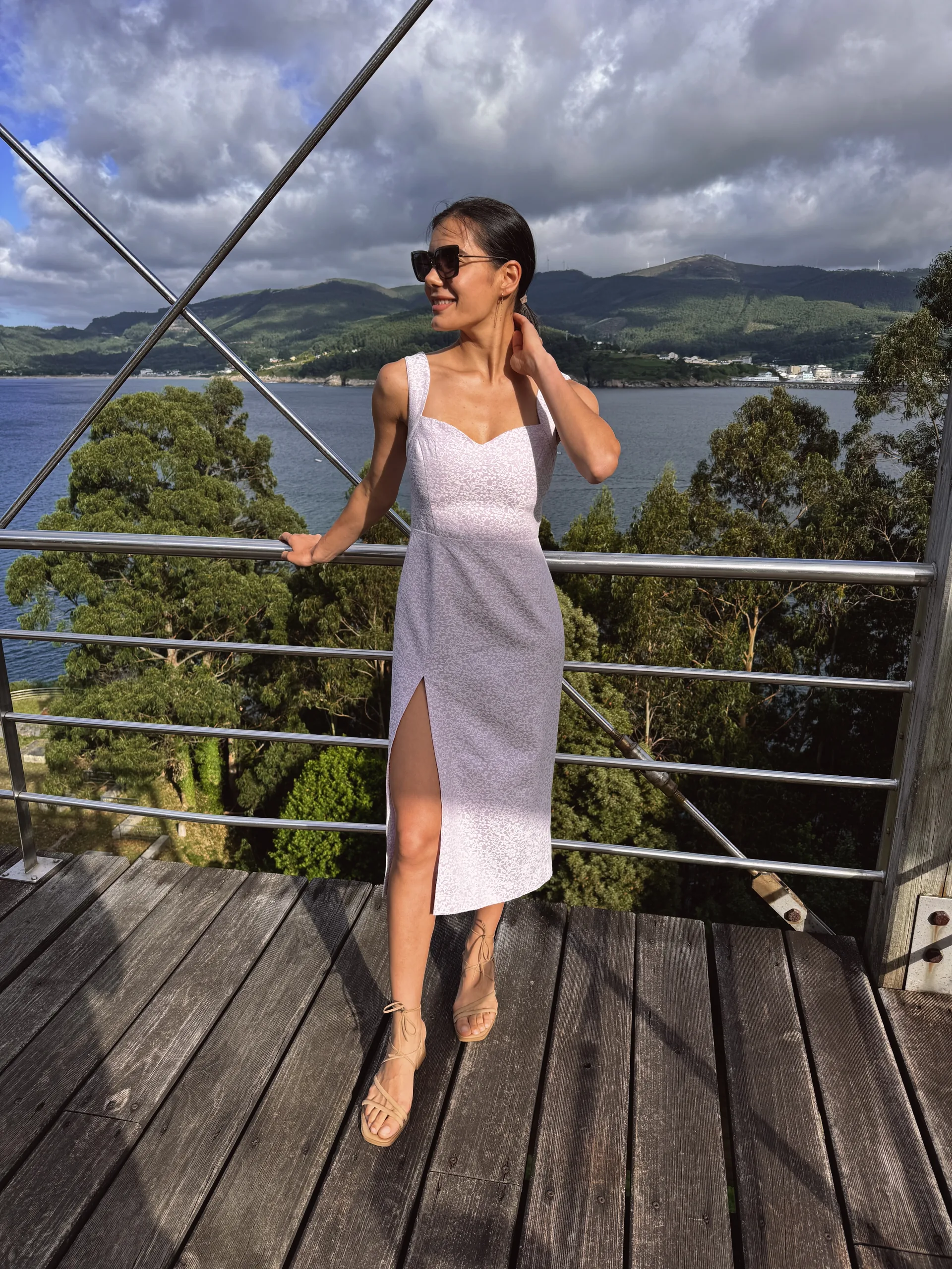 Vestido lencero midi en lila con abertura, confeccionado a medida