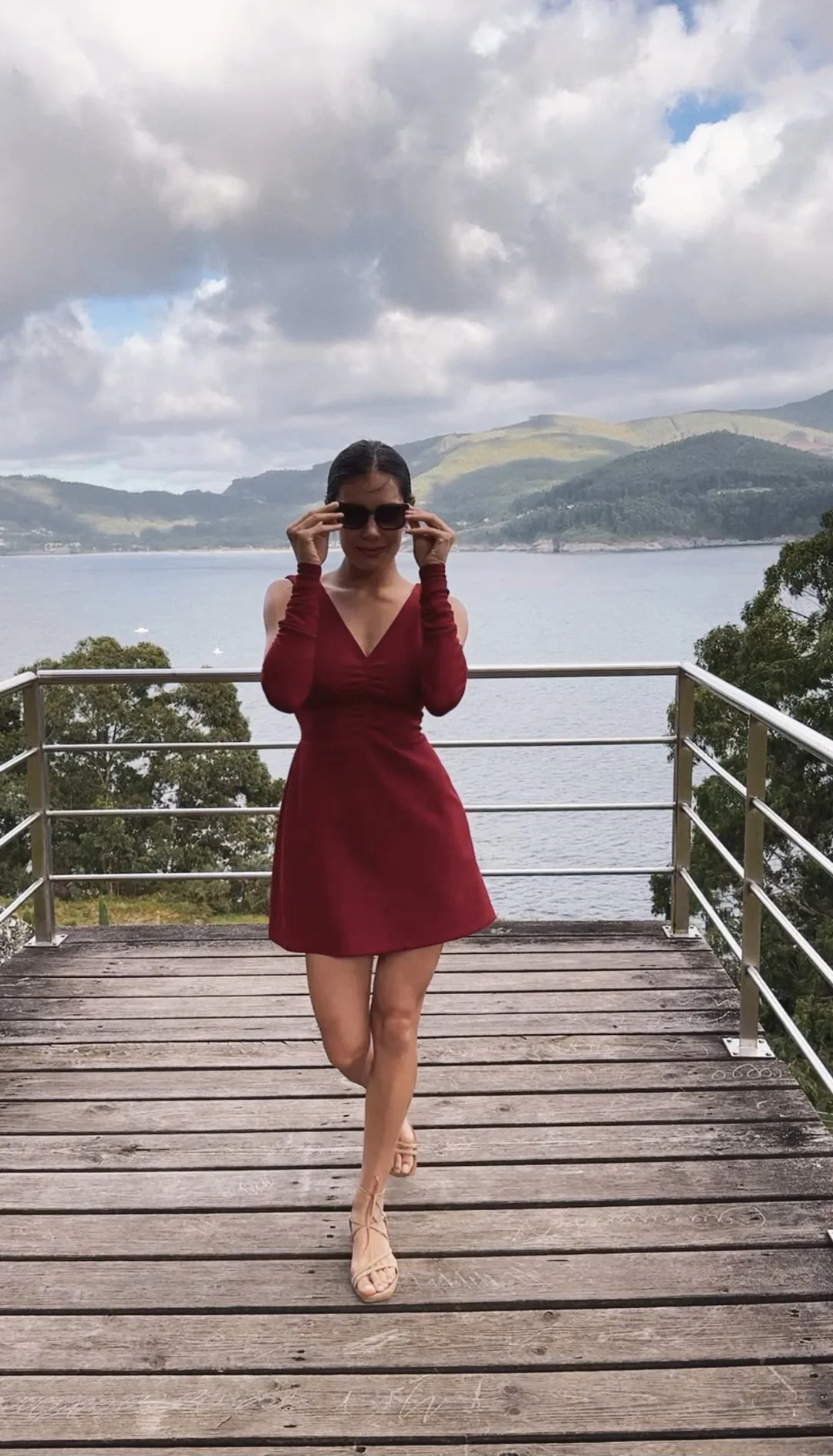 Vestido de cóctel rojo a medida con manga larga y escote en pico, Maridem en A Coruña