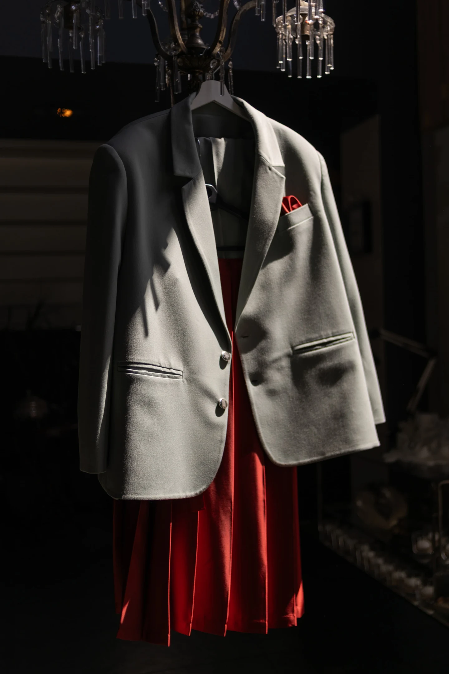 Chaqueta a medida verde con pañuelo rojo, prenda de diseño fabricada a medida en A Coruña