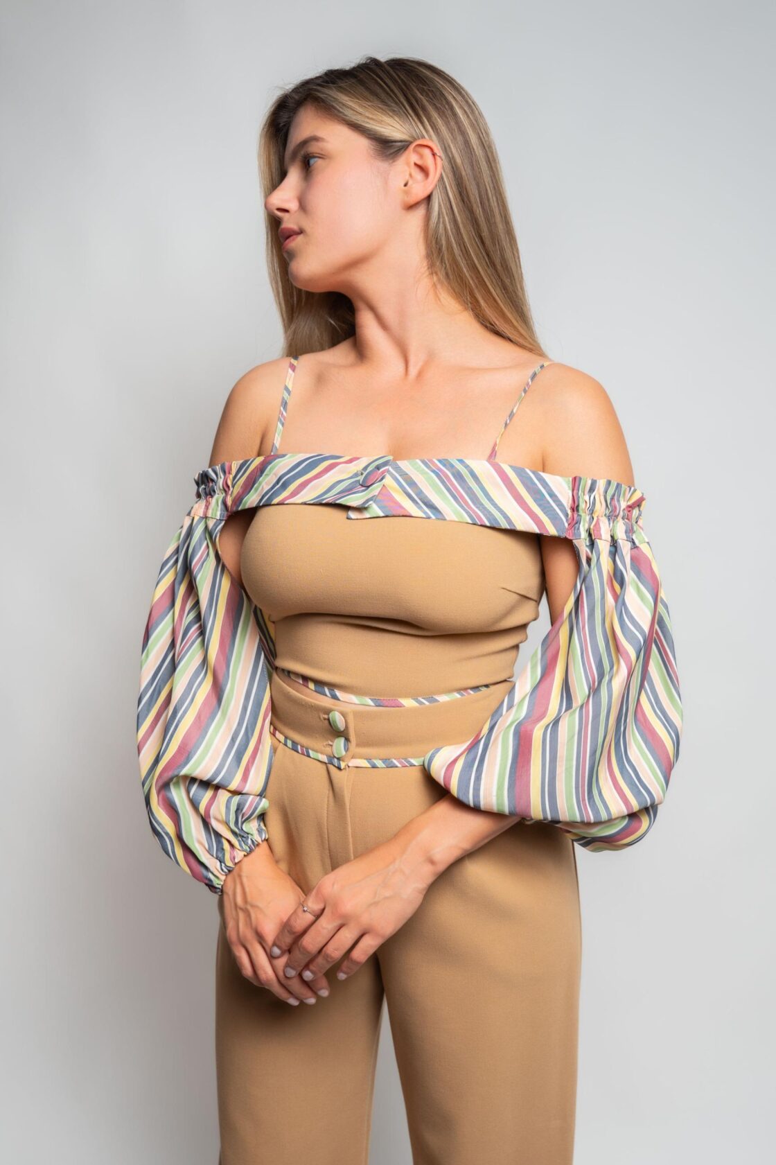 Conjunto camel con detalles estampados